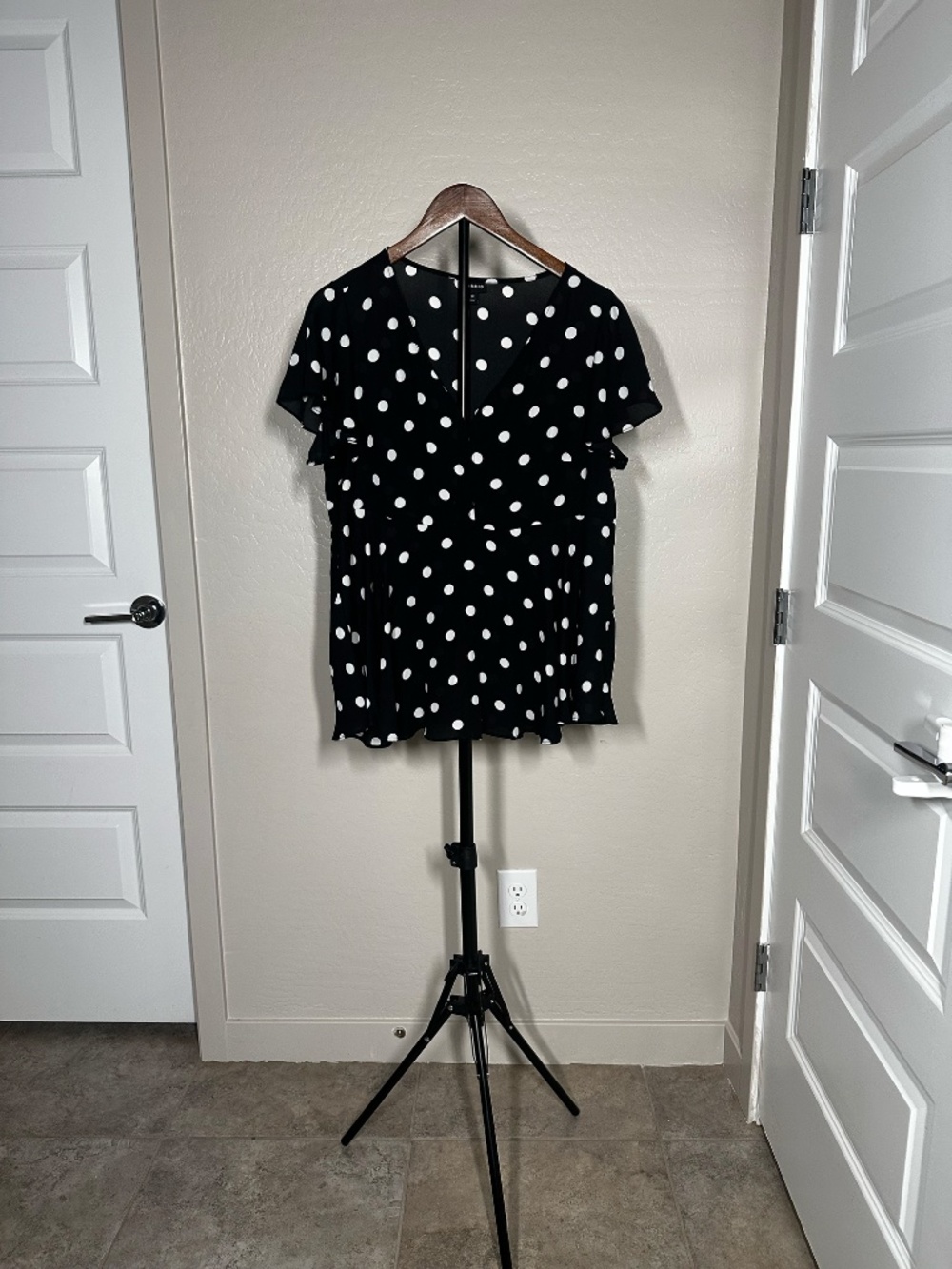 Torrid Black & White Polka Dot Flutter Sleeve Blouse Size 0 (10/12)